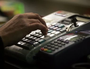 Λάρισα: Της χάρισε τη σακούλα για να μην της κόψει απόδειξη!